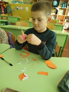 іграшка з картону