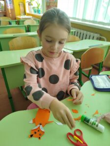 іграшка з картону