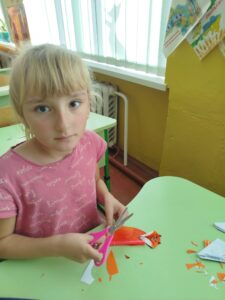 іграшка з картону