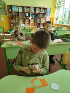 іграшка з картону