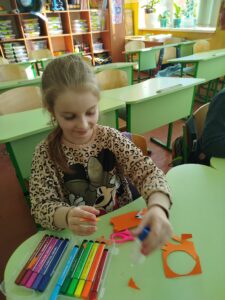 іграшка з картону