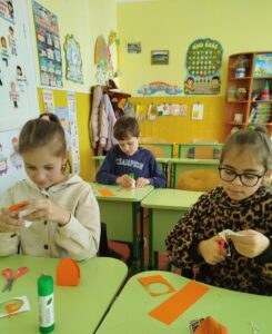 іграшка з картону