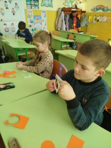 іграшка з картону