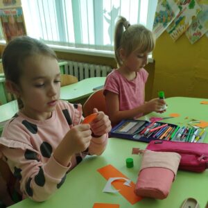 іграшка з картону